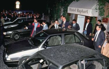 A crowd throws coins at former prime minister of Italy Bettino Craxi after his admission of widespread corruption, 30 April 1993